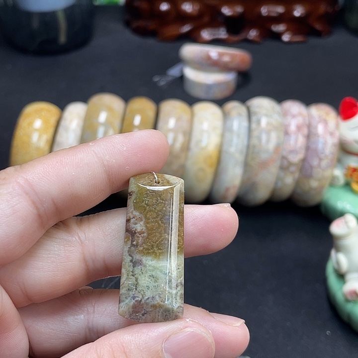 硅化珊瑚（珊瑚玉）手镯未镶嵌绿料