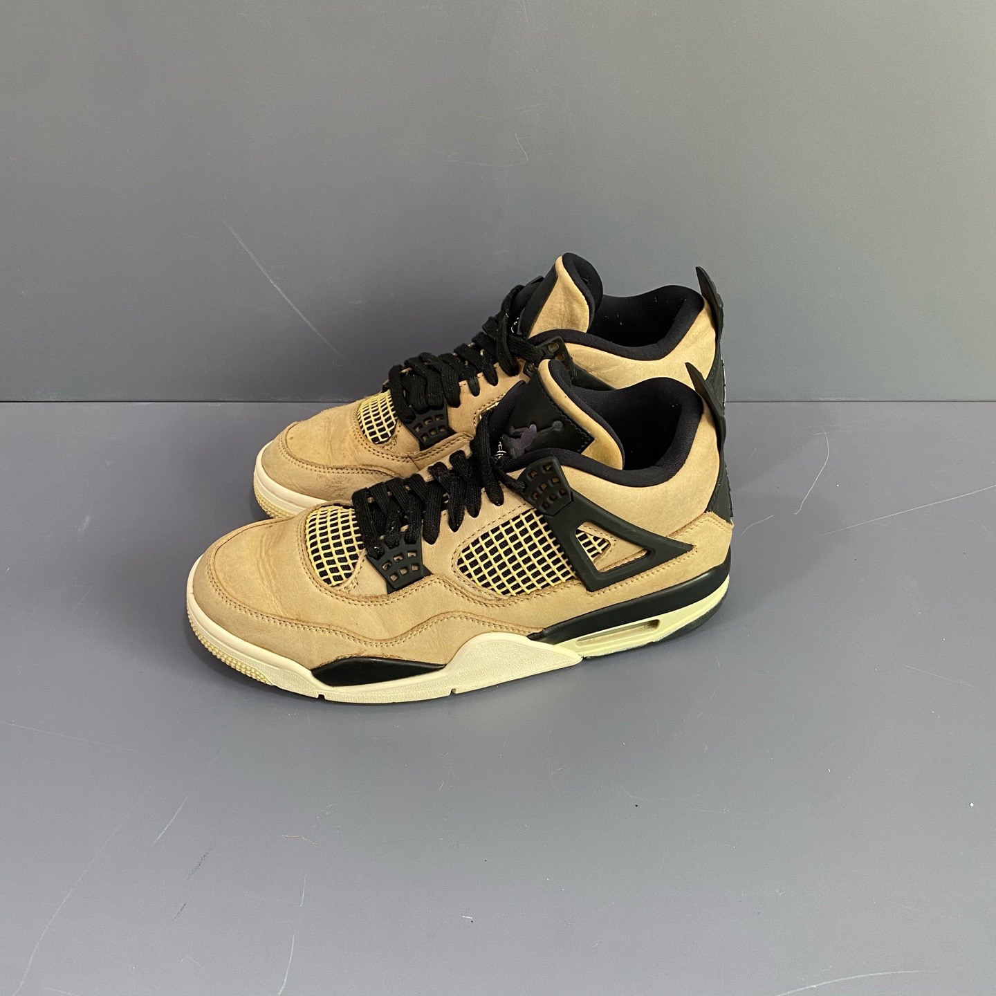 95新 MM6 39码 aj4珍珠奶茶 鞋面有点刮擦 秒价 休闲鞋 