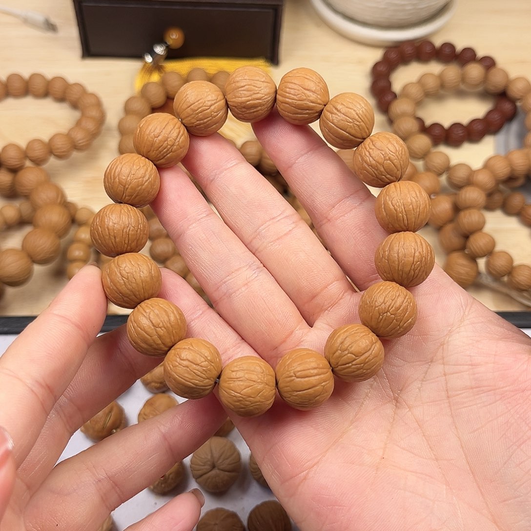 猴头核桃手串。聚宝盆