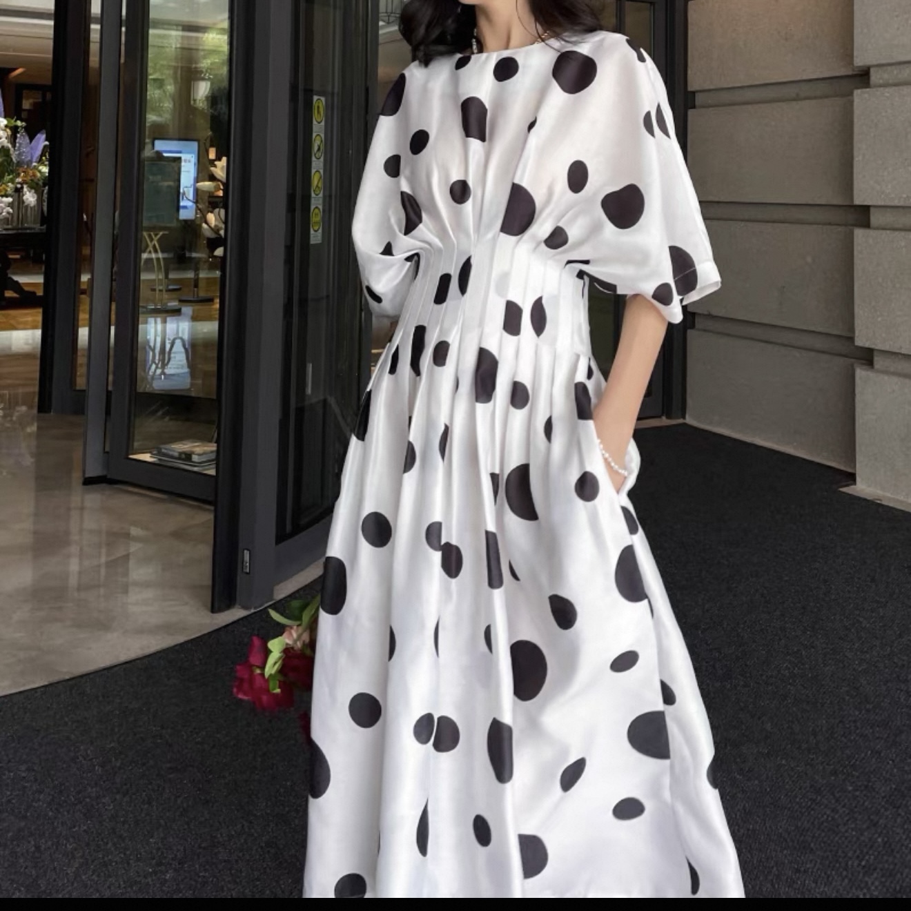 赫本风黑白法式复古圆点印花显瘦蝙蝠袖中长款连衣裙4
