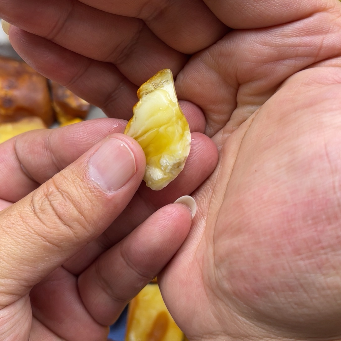 定制蜜蜡未镶嵌不****。原石