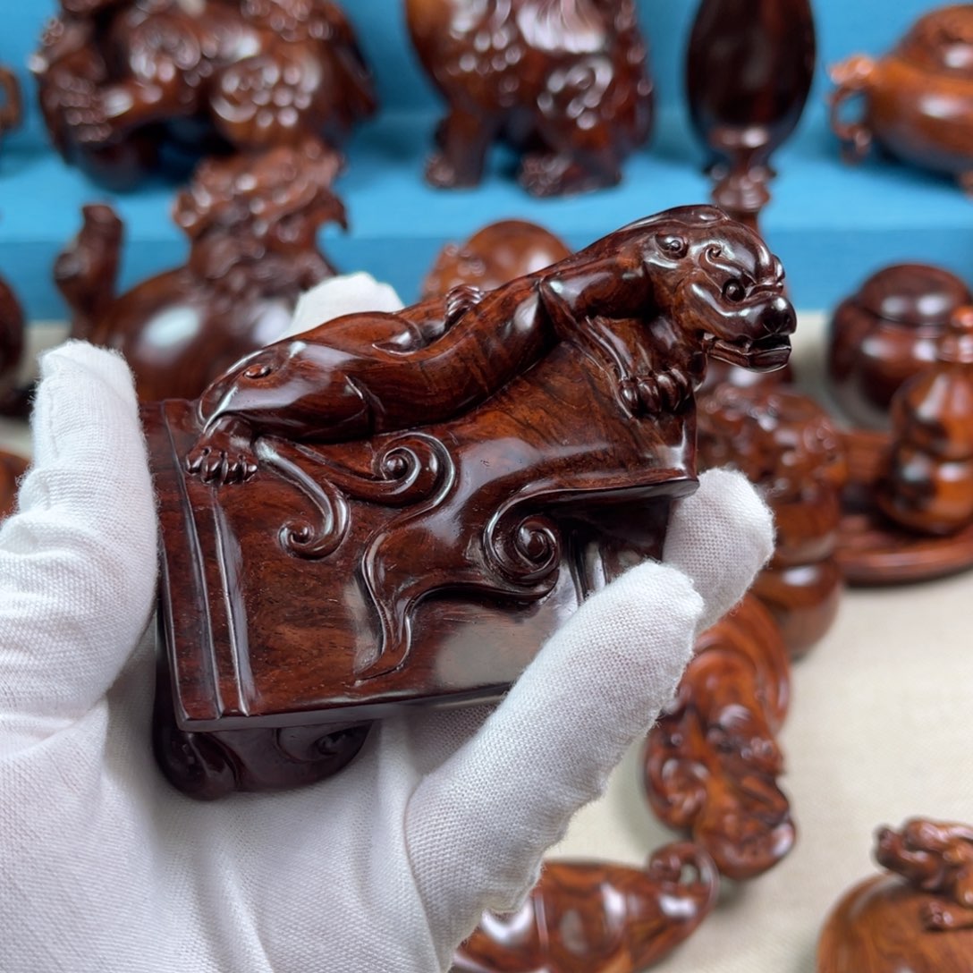 黄花梨/降香黄檀把件金**狮把件