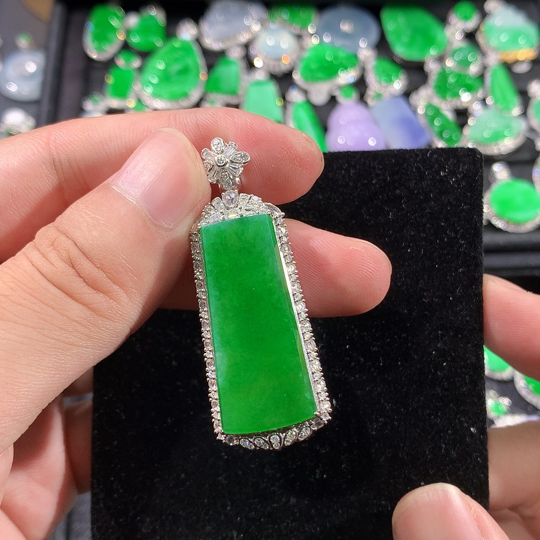 翡翠18K金镶嵌颈饰