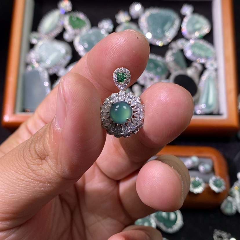 【闪购商品】翡翠颈饰未镶嵌天然