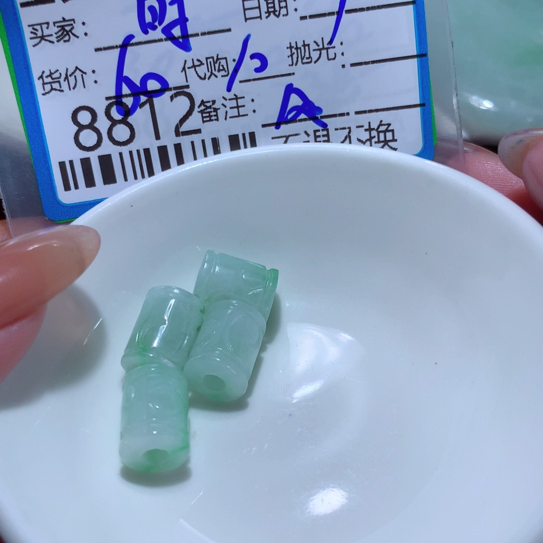 翡翠未镶嵌颈饰时****.