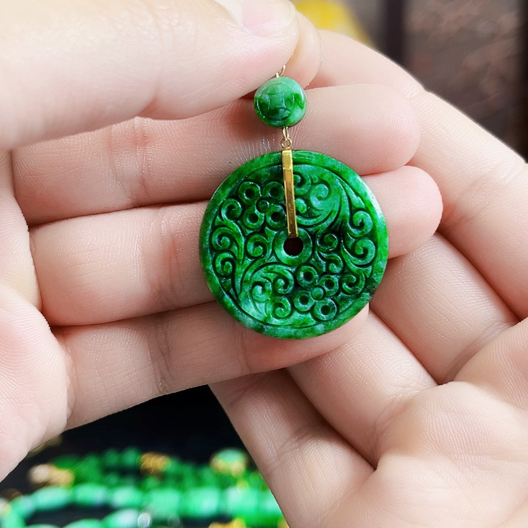 翡翠18K金镶嵌颈饰吊坠