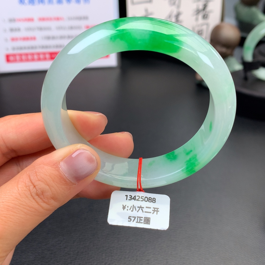 翡翠未镶嵌手镯糯冰白底青【后台询价】