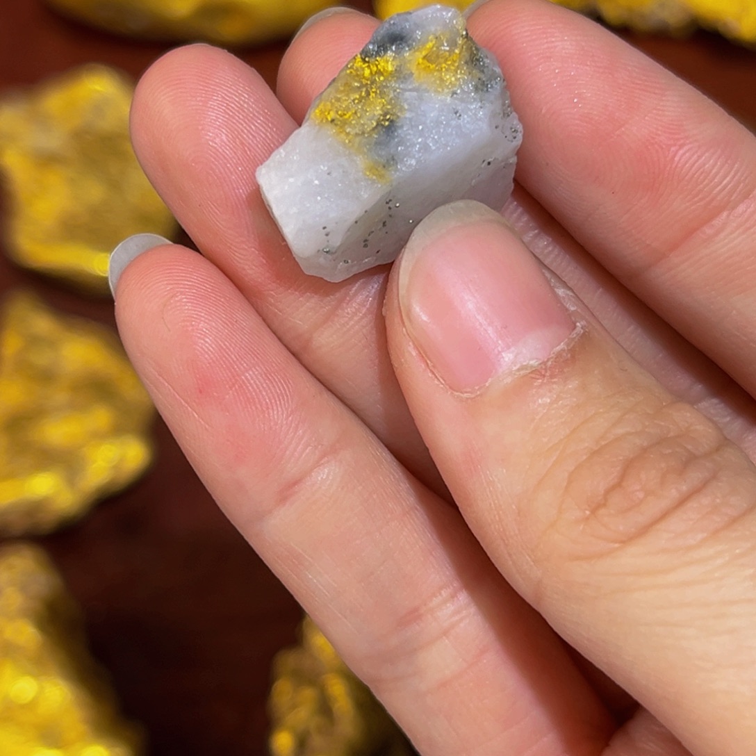 自***翔石材明金矿石约4.7克