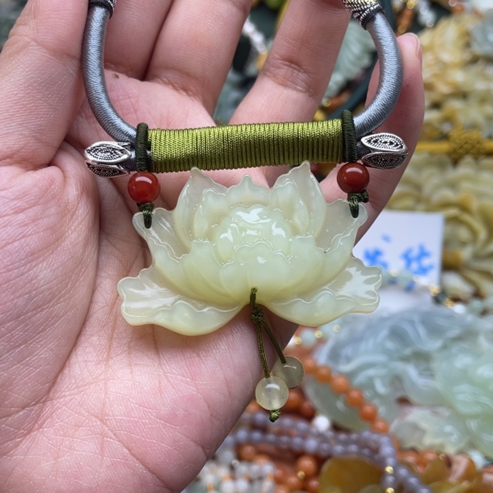 蛇纹石玉吊坠合金