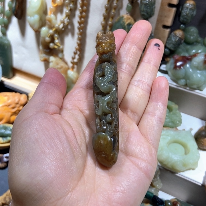 颈饰未镶嵌岫岩河磨玉（透闪石质玉）