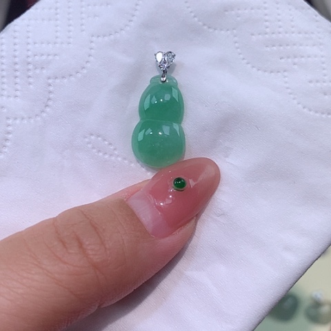 颈饰18K金镶嵌翡翠葫芦