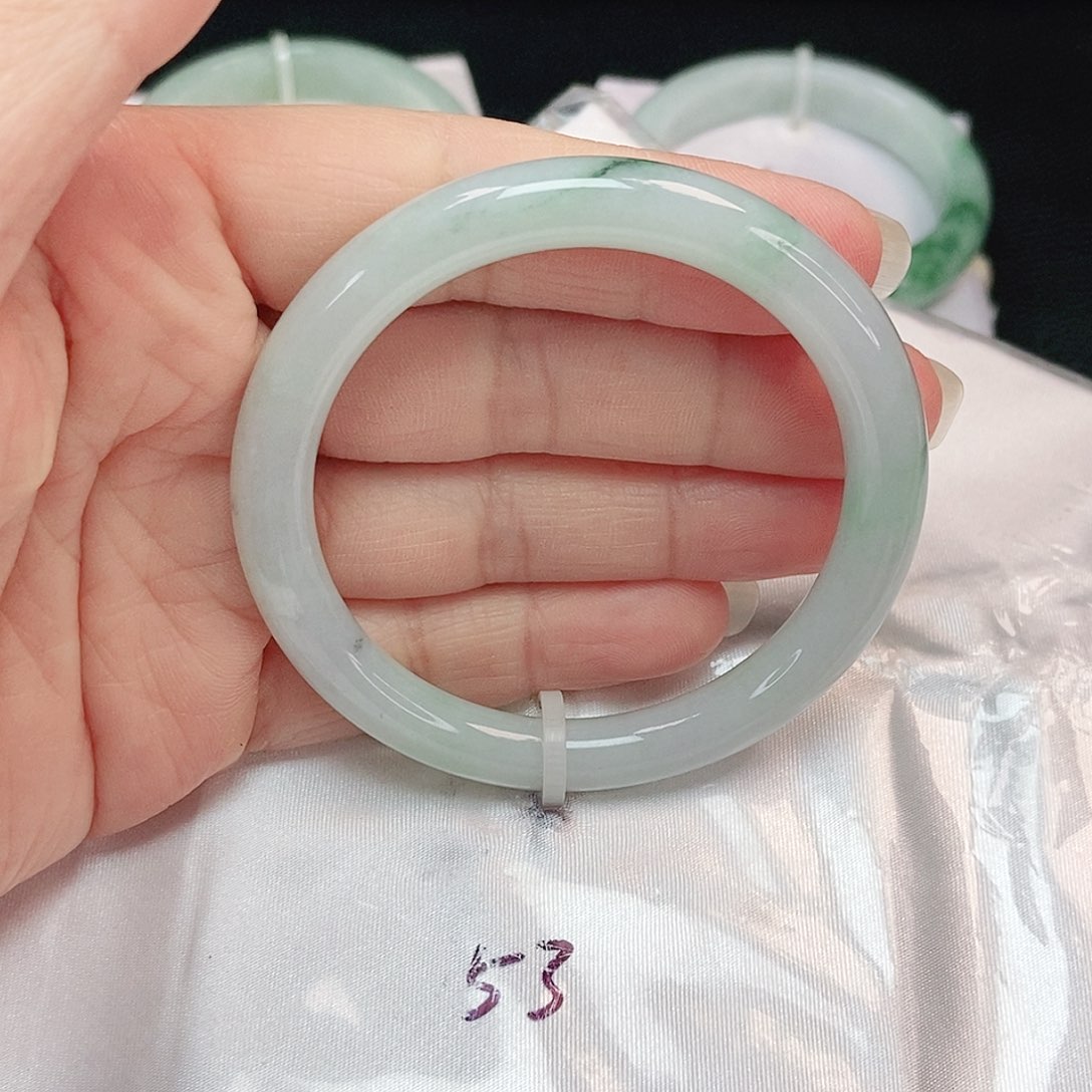 翡翠手镯未镶嵌正圆