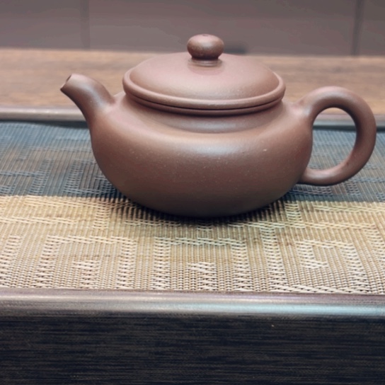 茶壶紫砂黄龙山原矿底槽清半手工（140 cc）