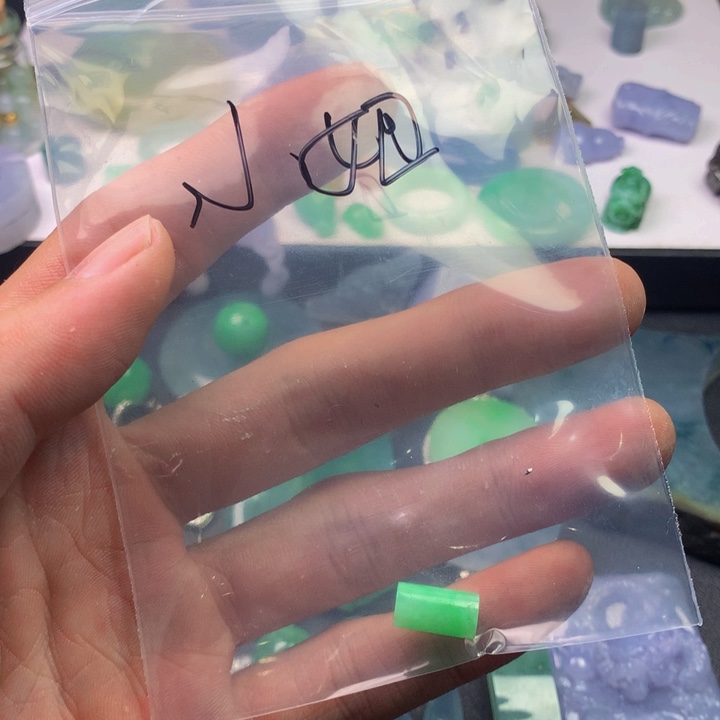 小***妞翡翠未镶嵌挂件料子