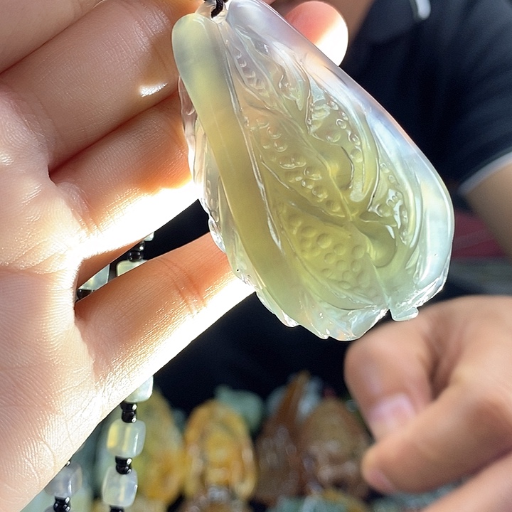 蛇纹石玉未镶嵌颈饰