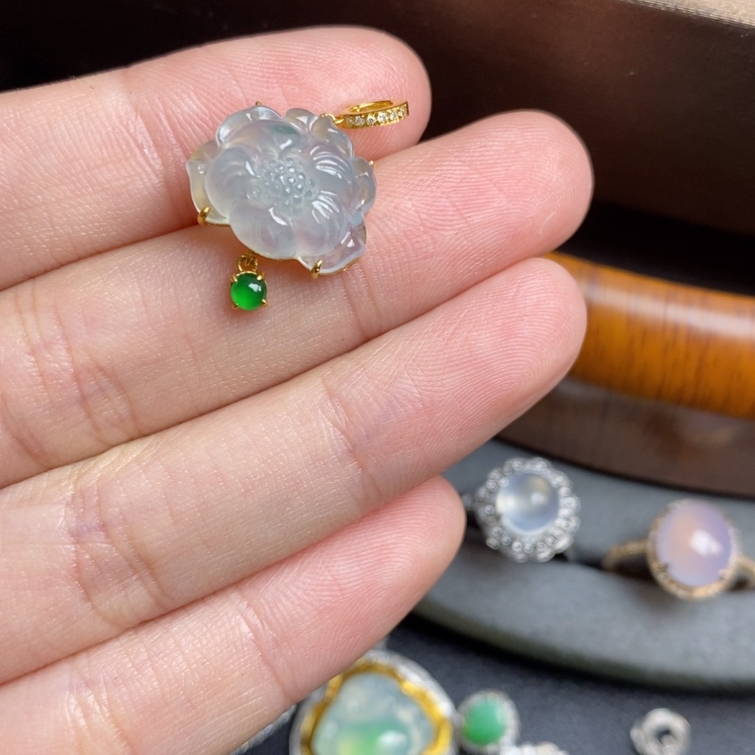 翡翠颈饰18K金镶嵌18Ｋ金莲花吊坠