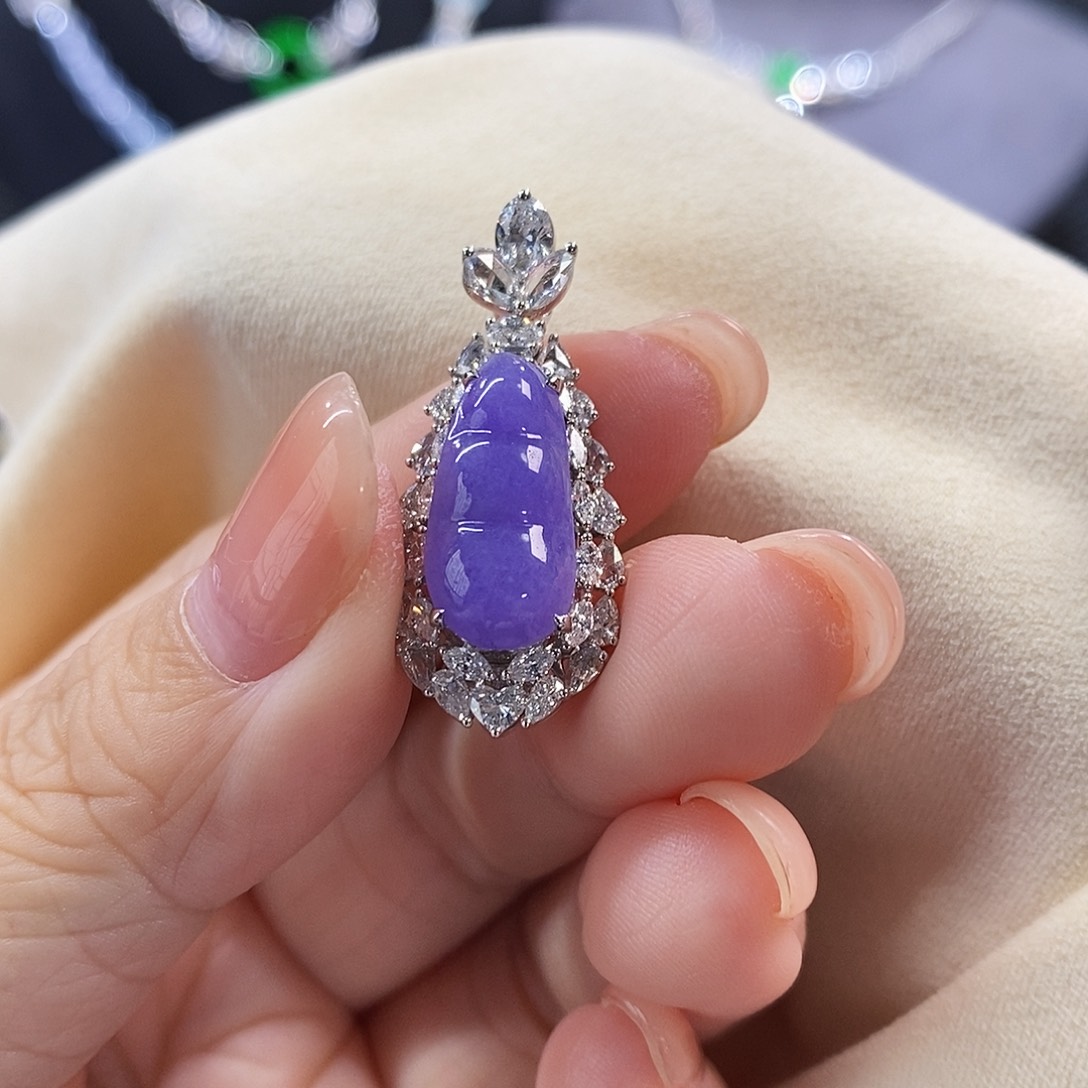 翡翠把件18K金镶嵌豆子