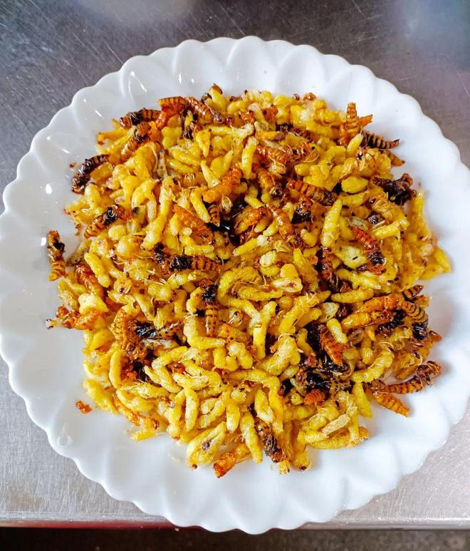 小青米油炸蜂蛹 蜂蛹中的天花板