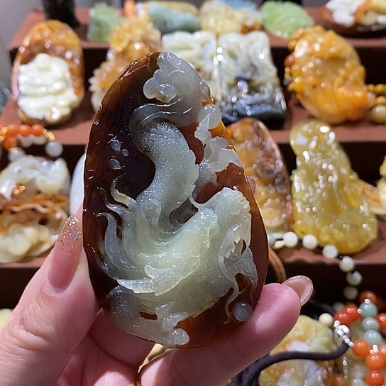 荔****蛇纹石玉未镶嵌颈饰