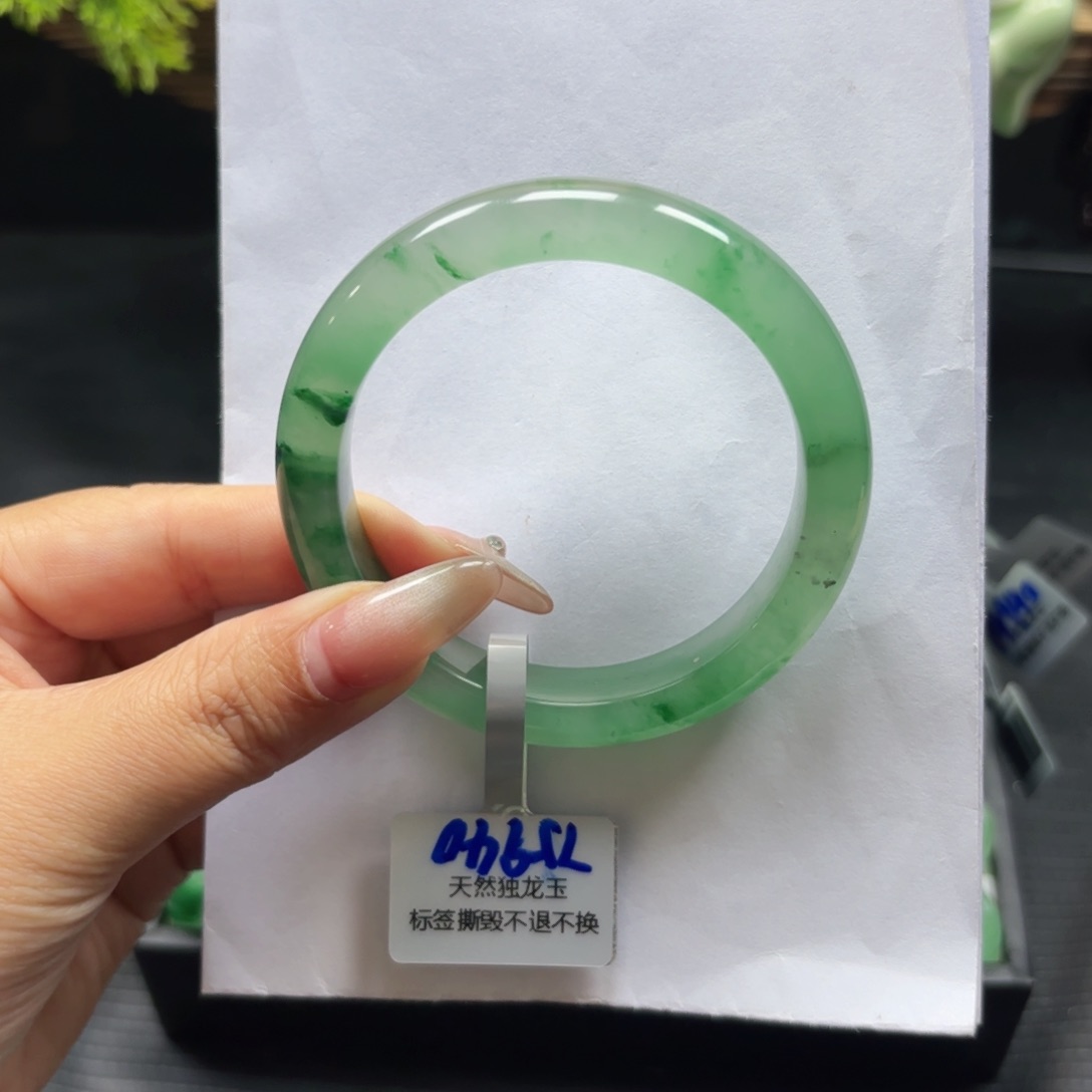 石英质玉手镯未镶嵌心心