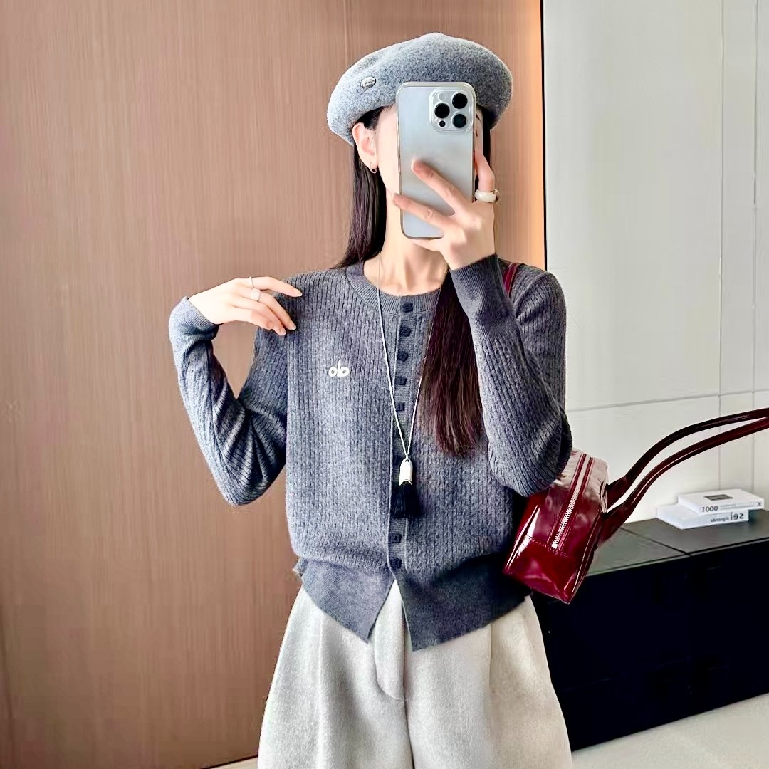 【卡蔻】97636安迪绒字母刺绣开衫（衣长59）