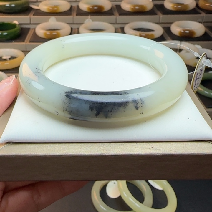 和田玉未镶嵌手镯