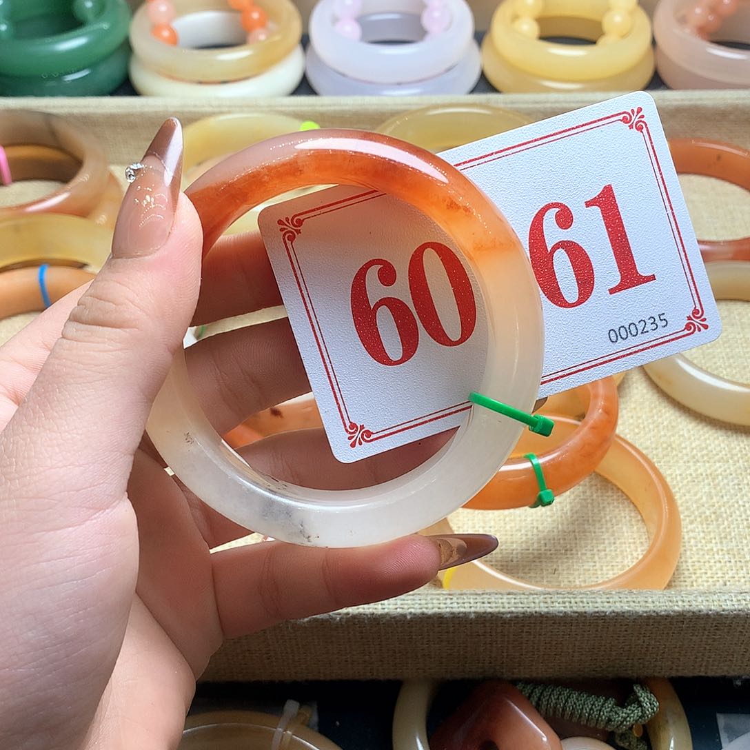 未镶嵌石英质玉（黄龙玉）手镯