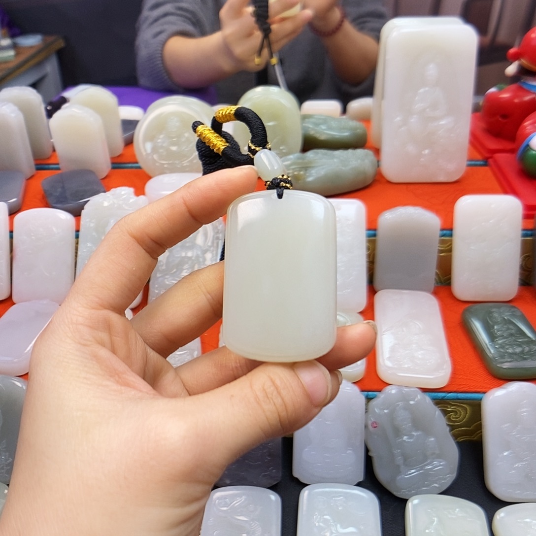 1***7和田玉未镶嵌颈饰