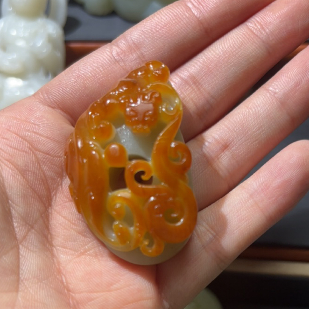 黄沁螭龙鸡心佩精致小巧玉石饰品