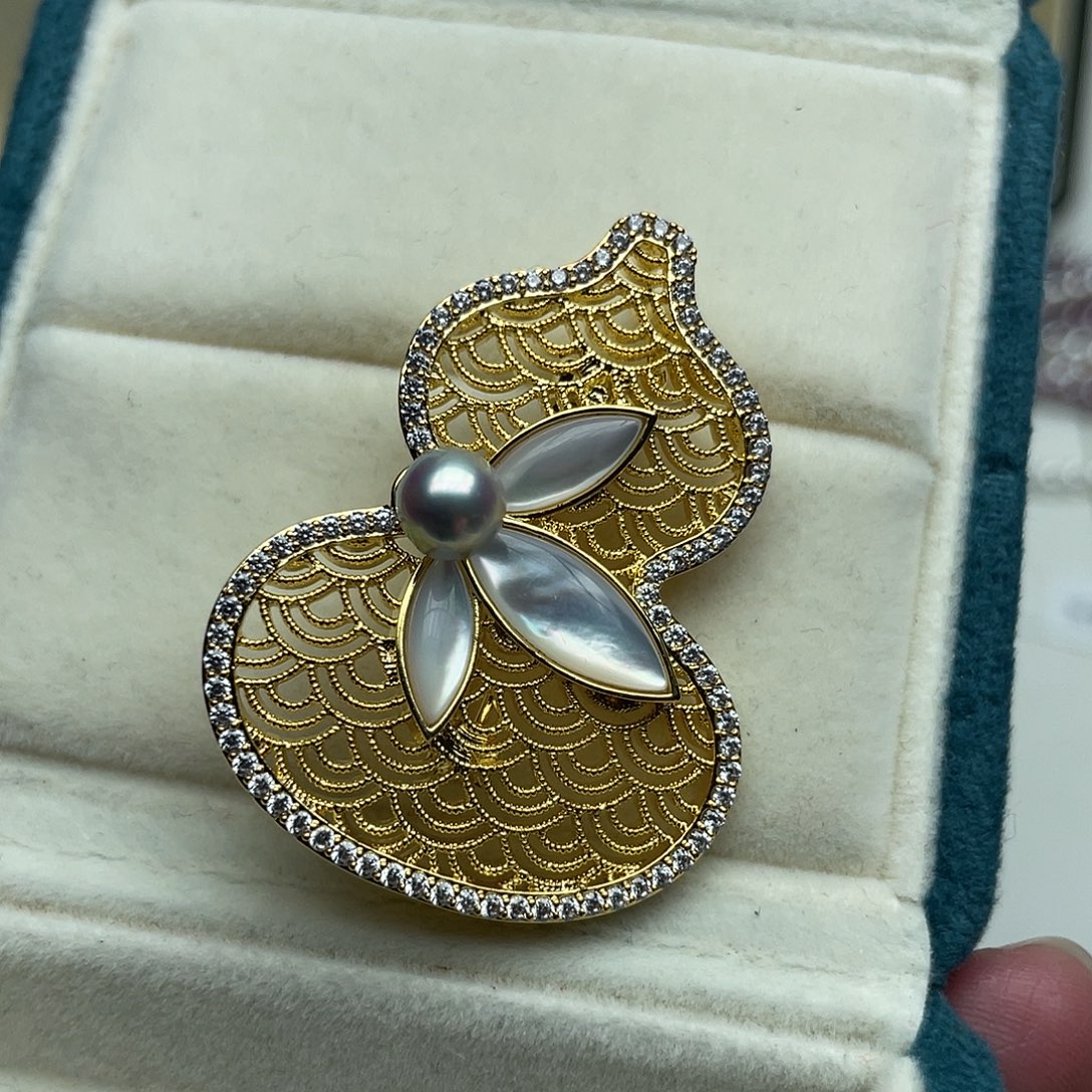 小***福海水珍珠合金胸饰