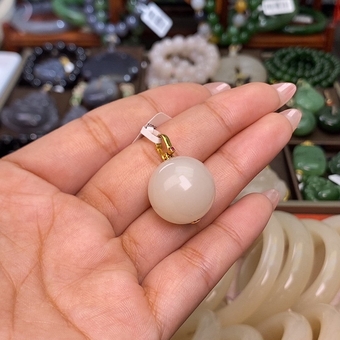 和田玉藕粉老矿料清货价金镶圆珠未镶嵌