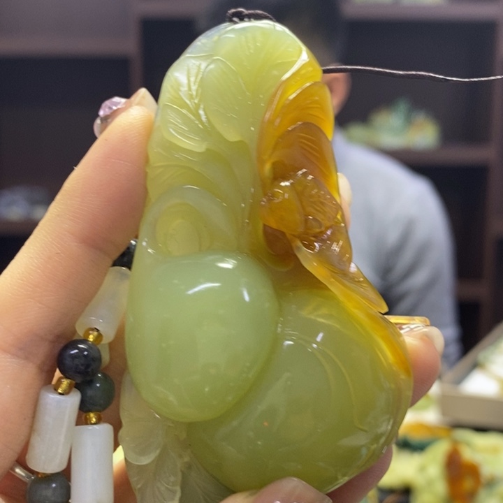 蛇纹石玉未镶嵌颈饰