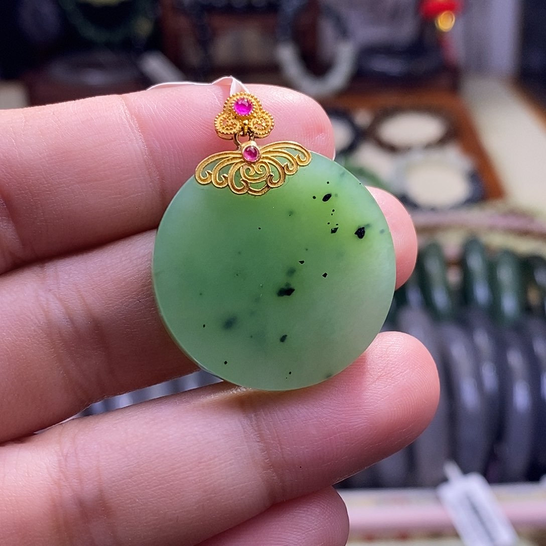 颈饰未镶嵌和田玉乌兰海猕猴桃老矿料冰底金镶圆牌吊坠