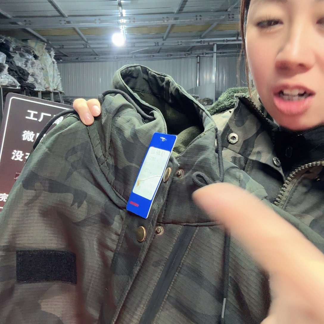 50款加绒上衣 两件。 
