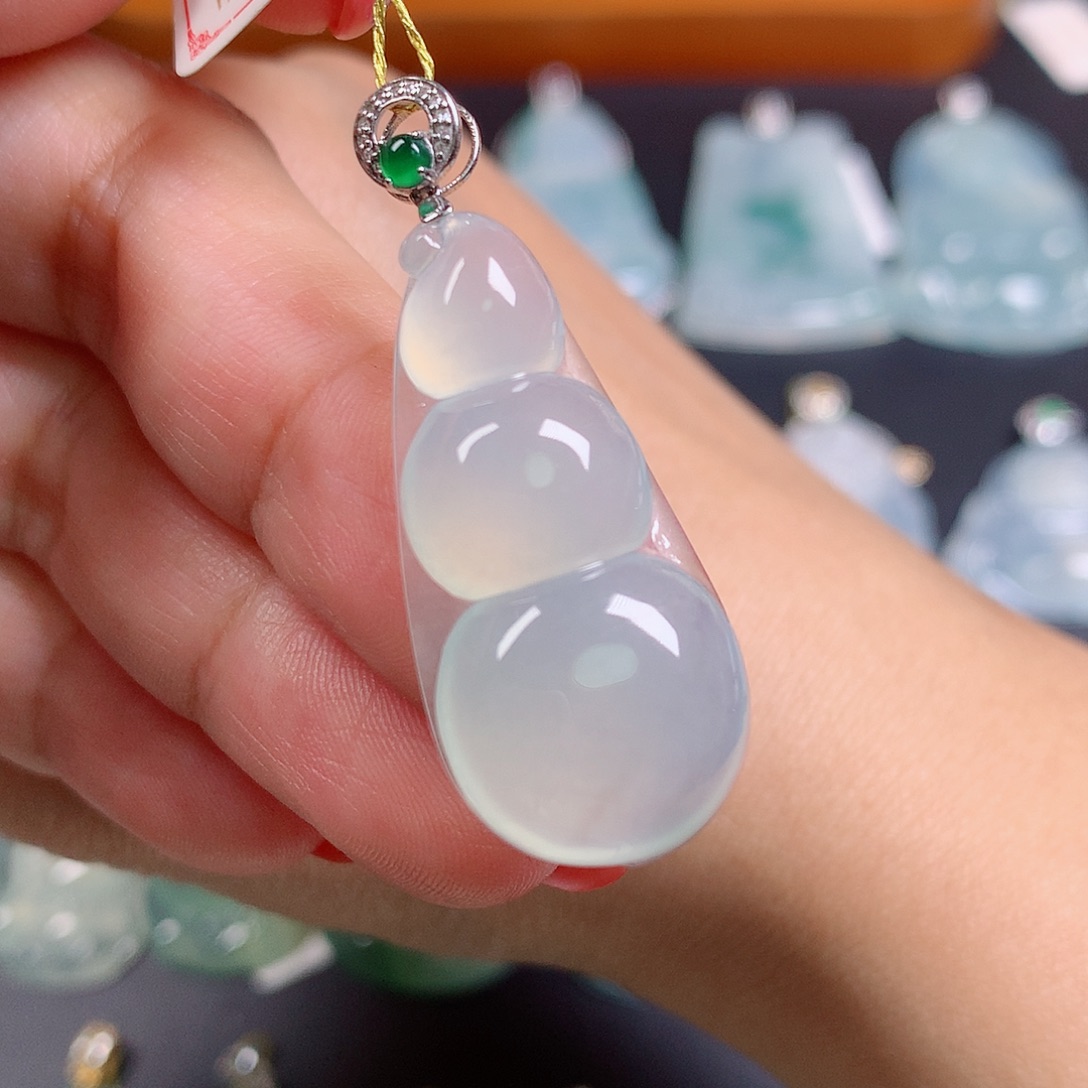 颈饰18K金镶嵌翡翠豆子