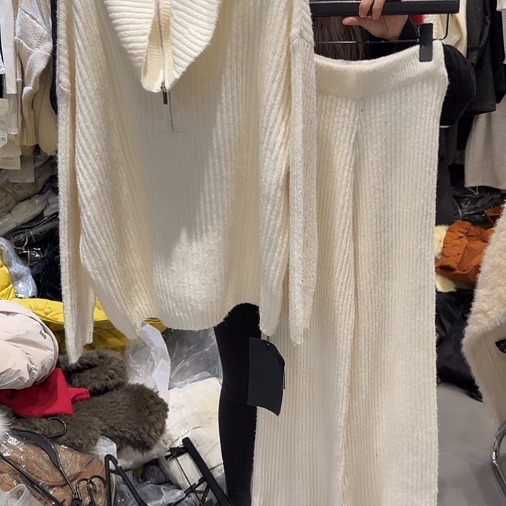 黑色西装外套和红色外套配白色外套