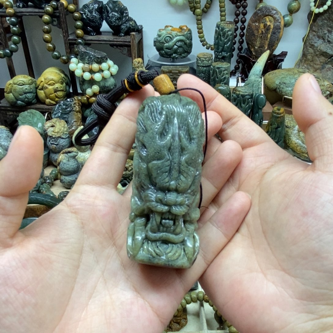 未镶嵌岫岩河磨玉（透闪石质玉）把件一***?