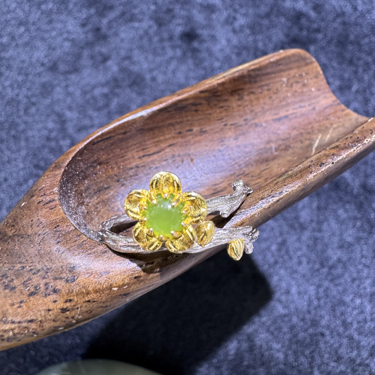 和田玉银镶碧玉戒指