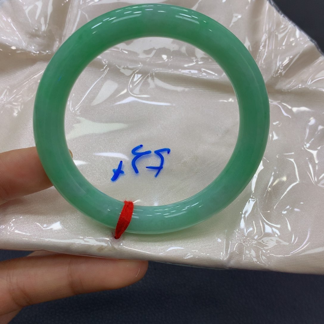 翡翠手镯未镶嵌翡翠