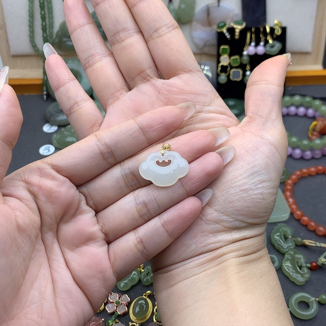 和田玉吊坠(不含链)18K金镶嵌