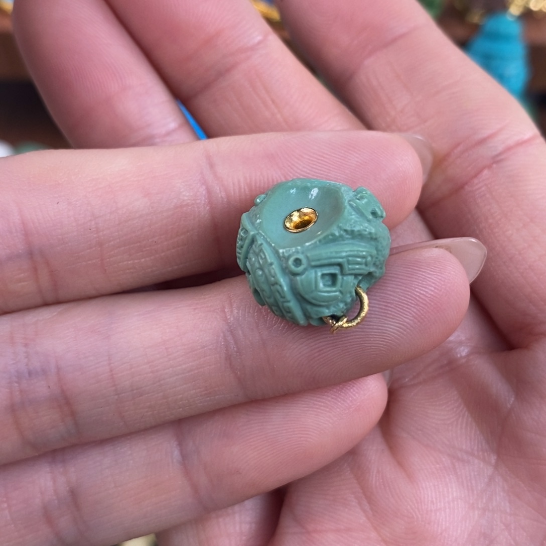 绿松石未镶嵌。卡环