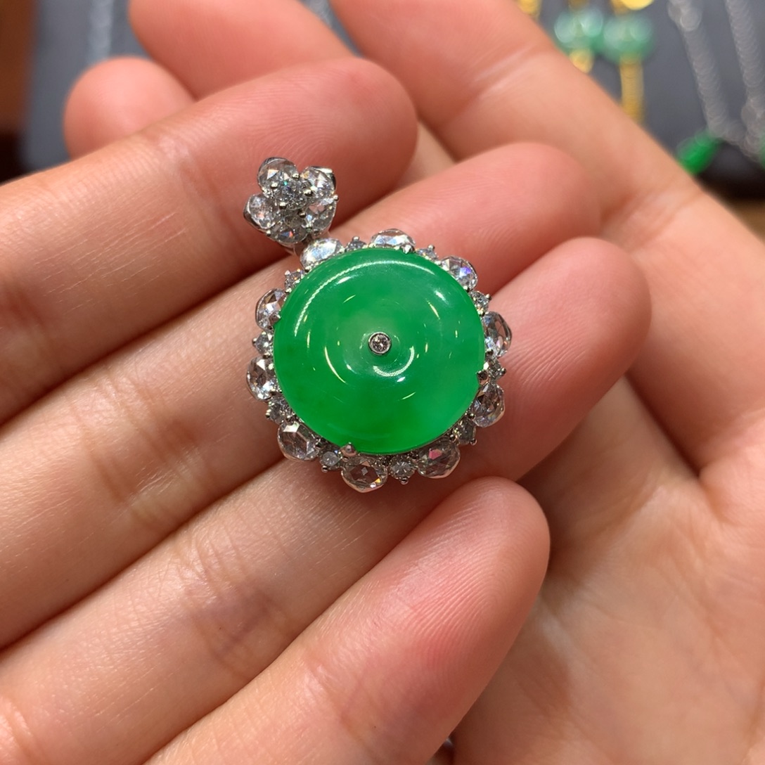 翡翠颈饰18K金镶嵌吊坠