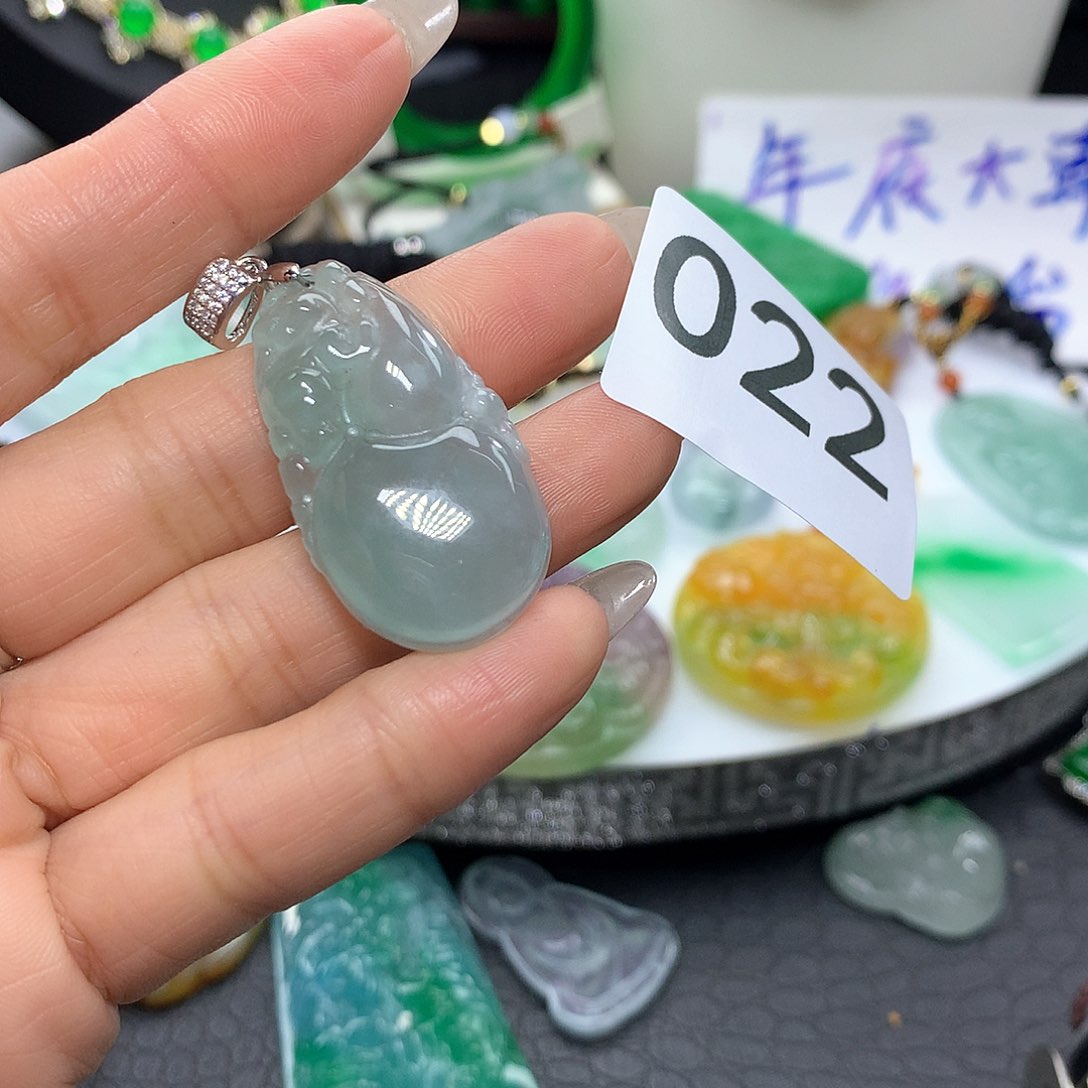 翡翠吊坠(赠链)未镶嵌