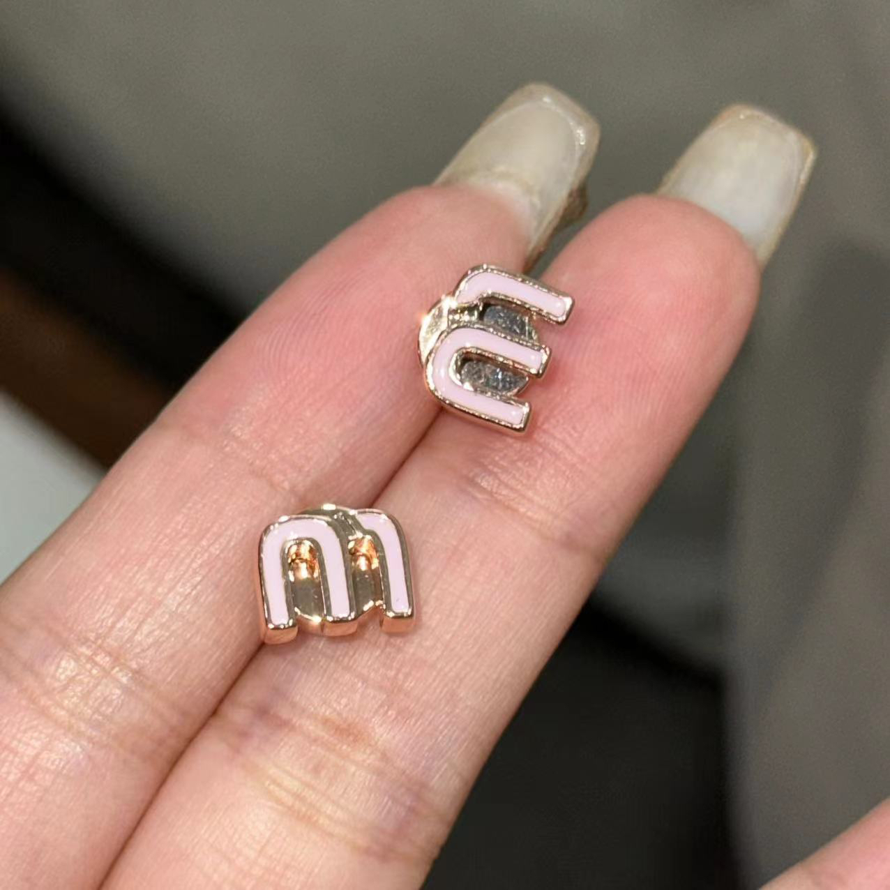 铜合金耳饰 粉色M字母耳饰-67240