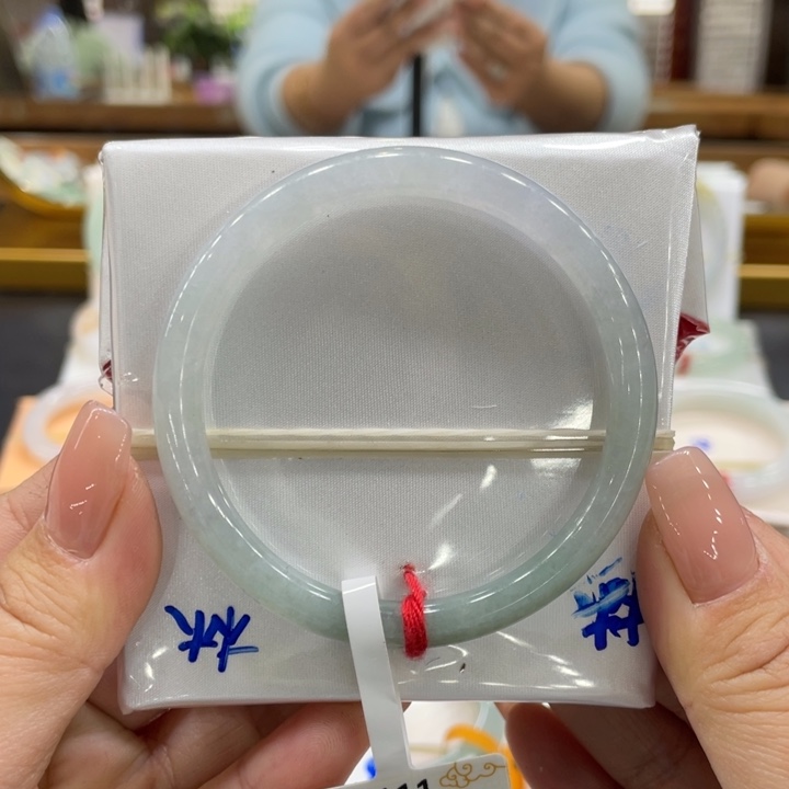 翡翠手镯未镶嵌小*精翡翠