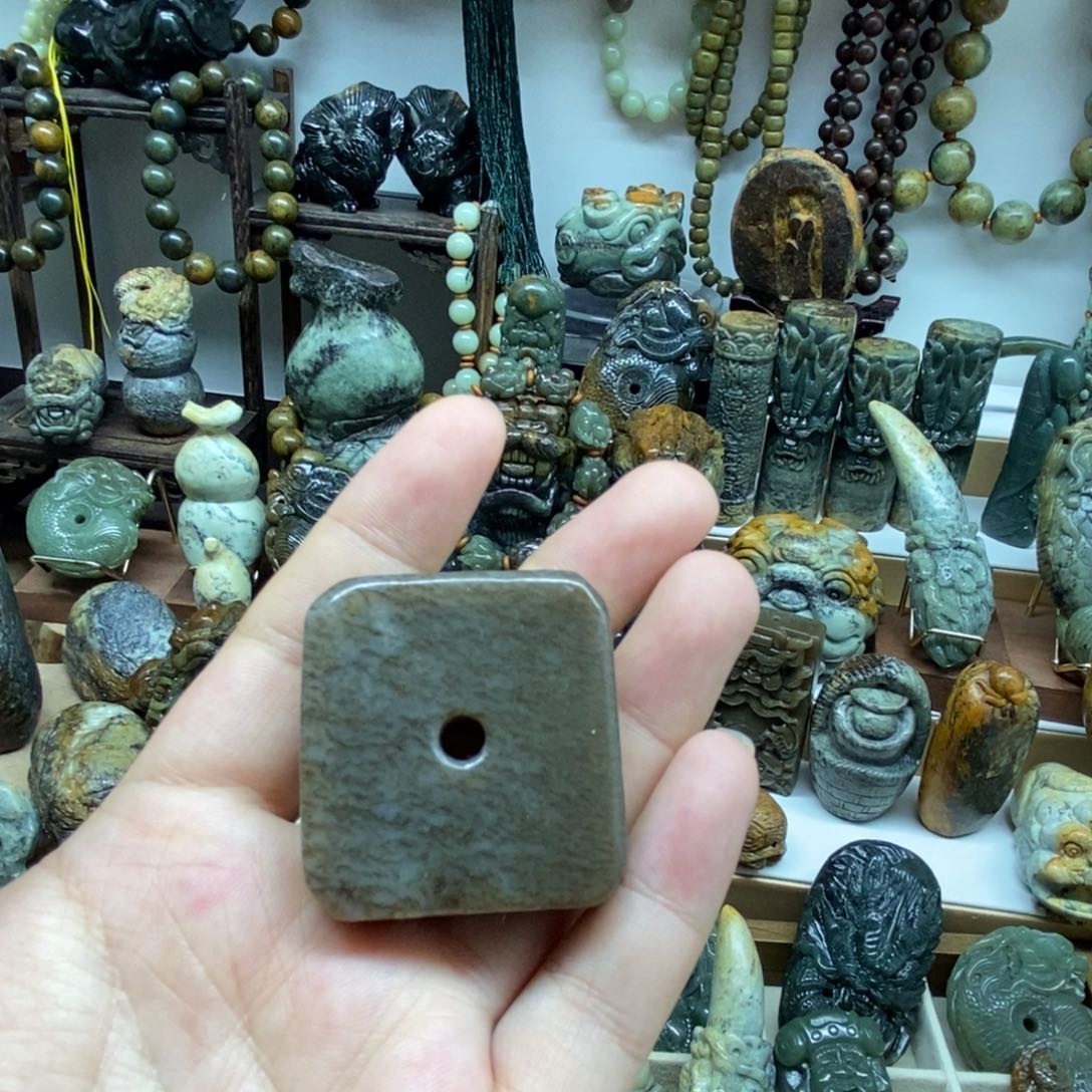 未镶嵌岫岩老玉（透闪石质玉）把件