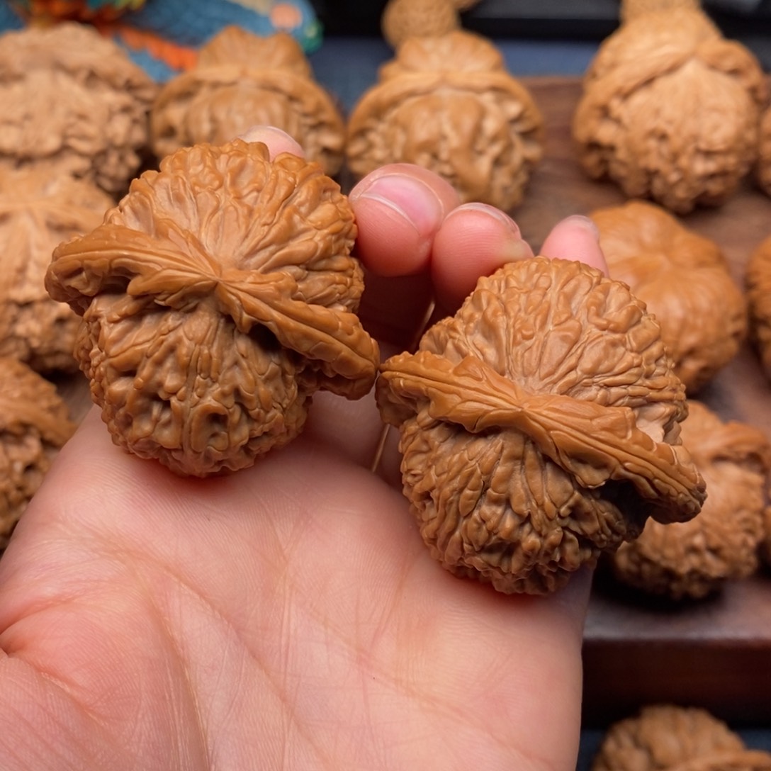 文玩核桃把件42三角球白，老树红皮