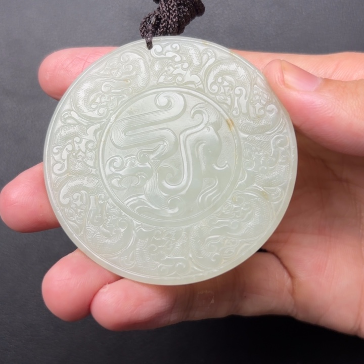 文***兵和田玉未镶嵌颈饰