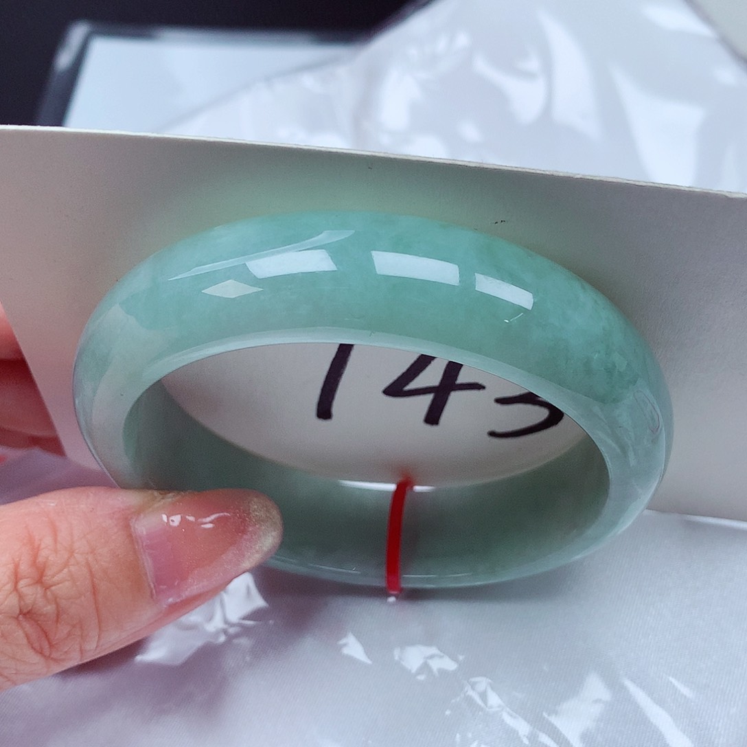 翡翠手镯未镶嵌翡翠