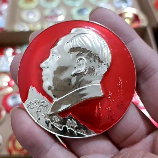 铝张****音圆形红色文字像章